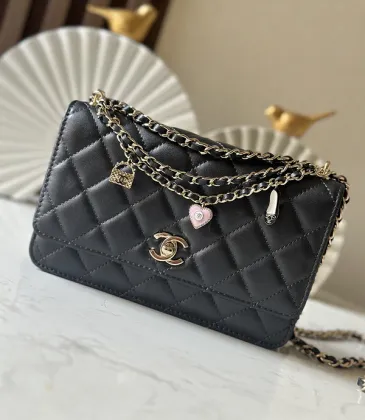 CHANEL Wallet on chain - Pearly lambskin &amp; gold-tone metal #A49786