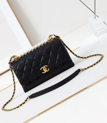 Wallet on chain - Shiny lambskin, imitation pearls #A49157