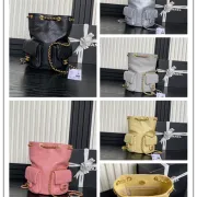 Chanel Mochila, Piel de cordero efecto brillo y metal dorado #A49155
