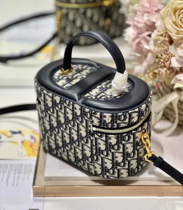 The shape more refined  with makeup  adjustable shoulder straps  and hand-held Dior Bag small #A22900